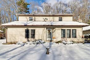 4 Mi to Camelback! Group-friendly Poconos Cabin