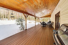 4 Mi to Camelback! Group-friendly Poconos Cabin