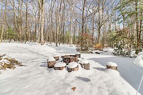4 Mi to Camelback! Group-friendly Poconos Cabin