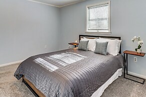 4 Mi to Camelback! Group-friendly Poconos Cabin