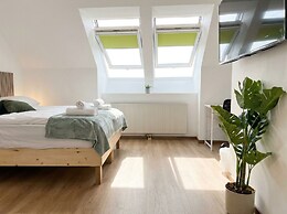 Lovely 3BR Apt With Balcony Rennweg
