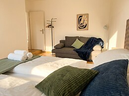 Lovely 3BR Apt With Balcony Rennweg