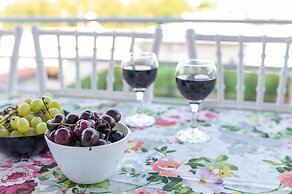 Lumina Apartment with Shared Pool