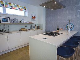 Villa 8, Estura