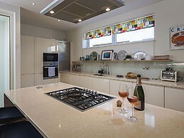 Villa 8, Estura