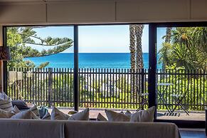 Moana Beach House - Absolute Beachfront