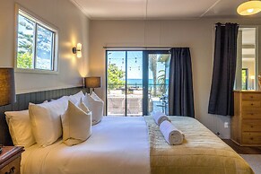 Moana Beach House - Absolute Beachfront
