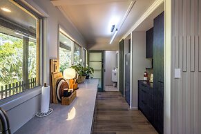 Moana Beach House - Absolute Beachfront
