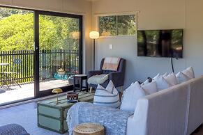 Moana Beach House - Absolute Beachfront