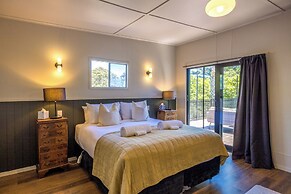 Moana Beach House - Absolute Beachfront