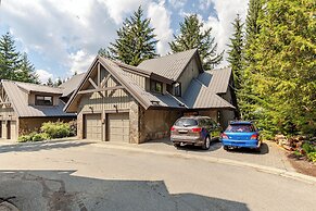Crystal Ridge by Whistler Retreats