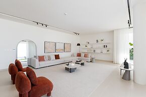 Luxe 4BR Villa Private Pool Beach Al Zorah