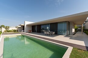 Luxe 4BR Villa Private Pool Beach Al Zorah