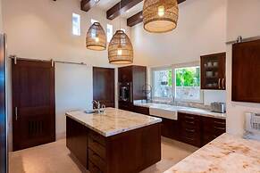 Staffed Ocean View Villa w Four Seasons Amenities