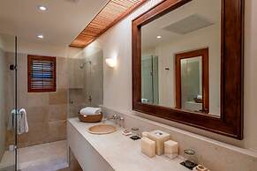 Staffed Ocean View Villa w Four Seasons Amenities