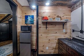 Rustic Ky Retreat, Columbia House Unit B Apts