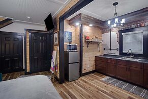 Rustic Ky Retreat, Columbia House Unit B Apts