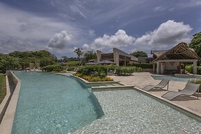 2BR 5 Guests Private Balcony and Shared Pool