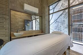 2BR 5 Guests Private Balcony and Shared Pool