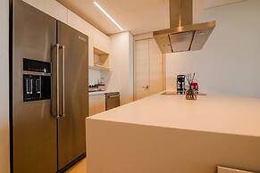Modern apt 2 BR 5 Guests BBQ and Views