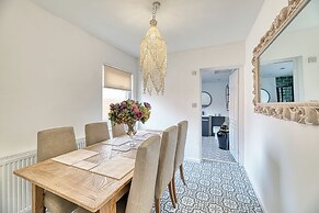 Three Bed Apartment by Guestz