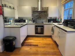 Tavistock House-parking-sleeps 7-central