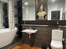 Tavistock House-parking-sleeps 7-central