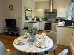 Tavistock House-parking-sleeps 7-central