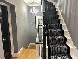 Tavistock House-parking-sleeps 7-central
