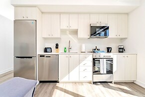 High Rise 1BR Building With Gorgeous Views