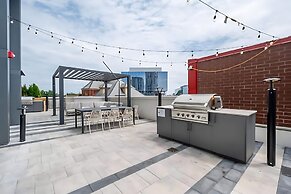 High Rise 1BR Building With Gorgeous Views