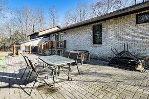 Spacious Retreat w/ Deck: 14 Mi to Nolin Lake!