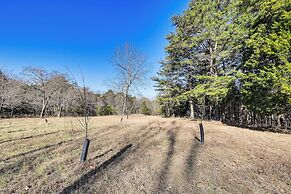 Spacious Retreat w/ Deck: 14 Mi to Nolin Lake!