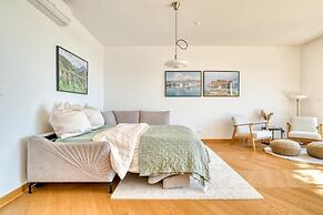 Seaview Hideaway- Premium Apartment