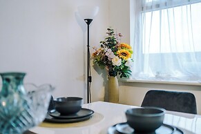 Large Modern 5-Bed House