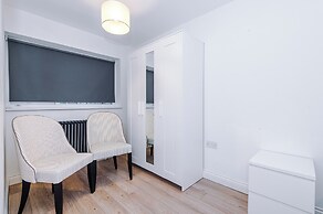 Large Modern 5-Bed House