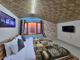 The Cozy Corner Hilltop 360 View Retreat