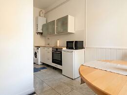 Central & Simple 1BR Apartment with WIFI