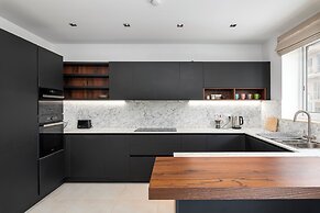 Modern Stylish 3 BR APT with Balcony