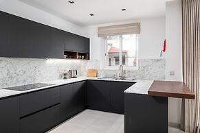 Modern Stylish 3 BR APT with Balcony