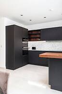 Modern Stylish 3 BR APT with Balcony
