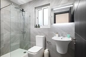 Modern Stylish 3 BR APT with Balcony