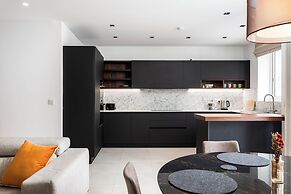 Modern Stylish 3 BR APT with Balcony