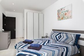 Modern Stylish 3 BR APT with Balcony
