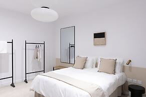 Modern SEAFRONT 2BR APT w Terrace & View