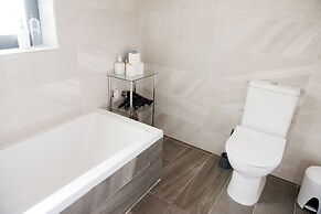 Spacious APT w/ Modern Balcony |Siggiewi