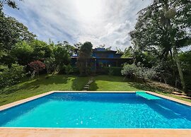 Casa ampla com piscina e churrasqueira