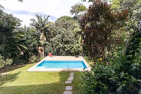 Casa ampla com piscina e churrasqueira