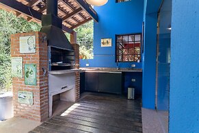 Casa ampla com piscina e churrasqueira