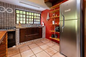Casa ampla com piscina e churrasqueira